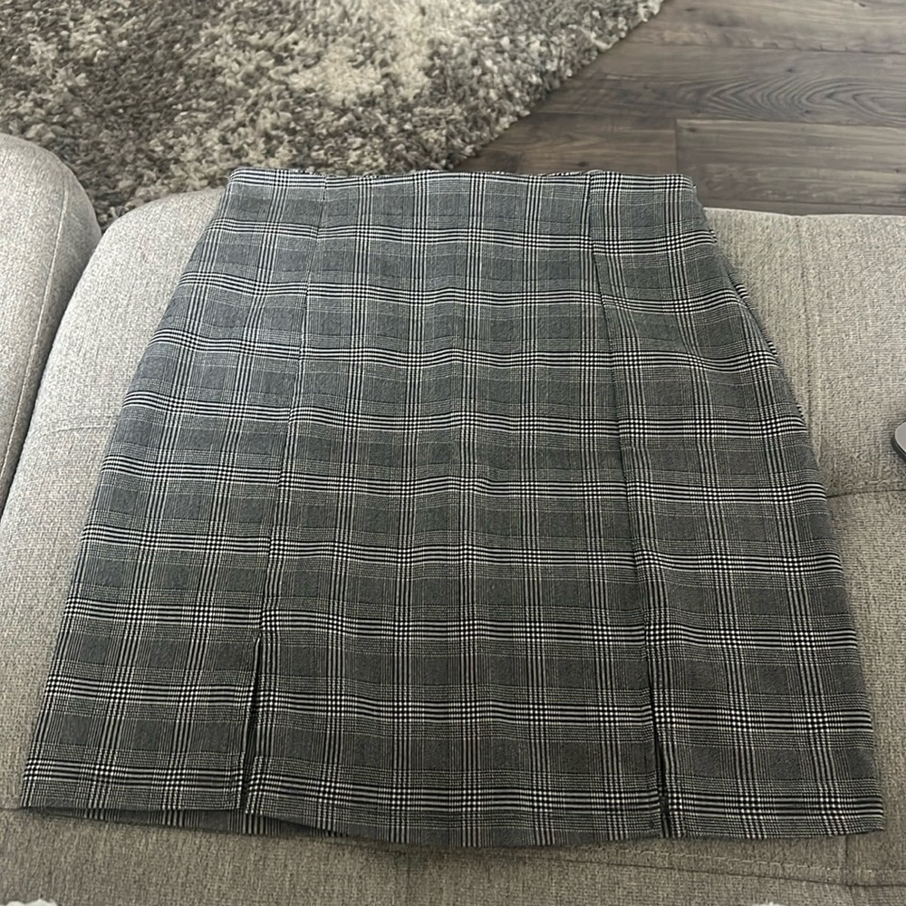 Plaid mini skirt, with slipper in the back.